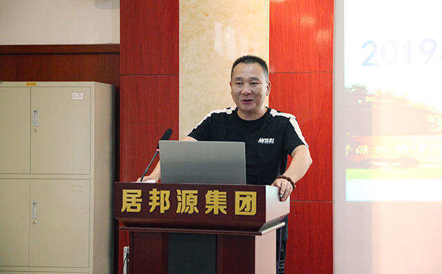 業(yè)務(wù)經(jīng)理代表李志江分享了自身多年的銷售經(jīng)驗(yàn)以及對公司未來的展望。 業(yè)務(wù)經(jīng)理代表李志江分享了自身多年的銷售經(jīng)驗(yàn)以及對公司未來的展望。