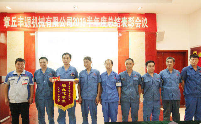 公司對做出突出貢獻(xiàn)的人員頒獎(jiǎng),為獲得5S先進(jìn)班組員工頒發(fā)錦旗及獎(jiǎng)勵(lì)紅包200元。 公司對做出突出貢獻(xiàn)的人員頒獎(jiǎng),為獲得5S先進(jìn)班組員工頒發(fā)錦旗及獎(jiǎng)勵(lì)紅包200元。