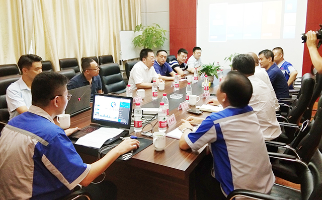 校領(lǐng)導(dǎo)章丘區(qū)領(lǐng)導(dǎo)在山東居邦源機(jī)械集團(tuán)董事長(zhǎng)景奉國(guó)的引領(lǐng)下進(jìn)行座談