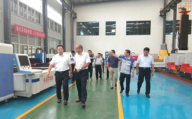 在集團(tuán)董事長(zhǎng)景奉國(guó)的引領(lǐng)下大家對(duì)公司進(jìn)行了參觀。