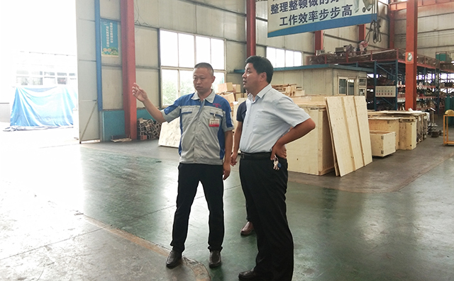 在集團(tuán)董事長(zhǎng)景奉國(guó)的引領(lǐng)下大家對(duì)公司進(jìn)行了參觀。