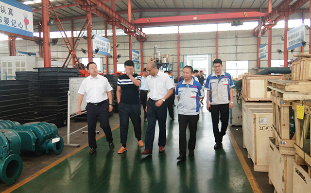 在集團(tuán)董事長(zhǎng)景奉國(guó)的引領(lǐng)下大家對(duì)公司進(jìn)行了參觀。