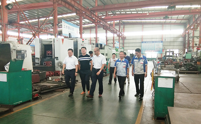 在集團(tuán)董事長(zhǎng)景奉國(guó)的引領(lǐng)下大家對(duì)公司進(jìn)行了參觀。