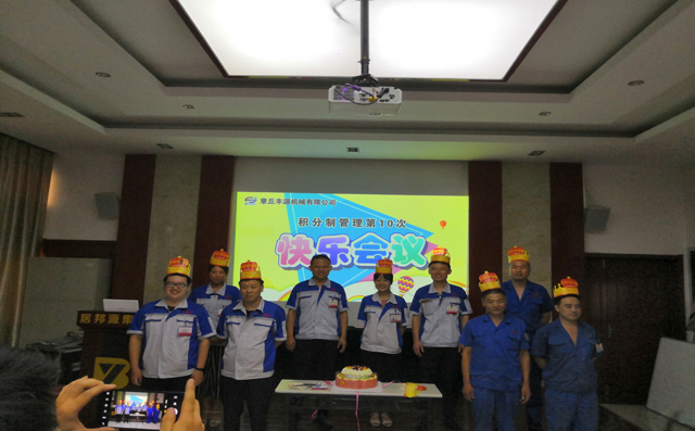 在歡聲笑語(yǔ)中，游戲接近了尾聲。蛋糕上場(chǎng)，生日歌響起，我們一起給公司的同事過(guò)生日。