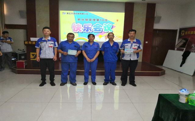 公司為員工們頒發(fā)車輛通行證。