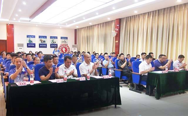 章丘豐源研究生聯(lián)合培養(yǎng)基地簽約暨揭牌儀式在居邦源機(jī)械集團(tuán)總部隆重舉行。